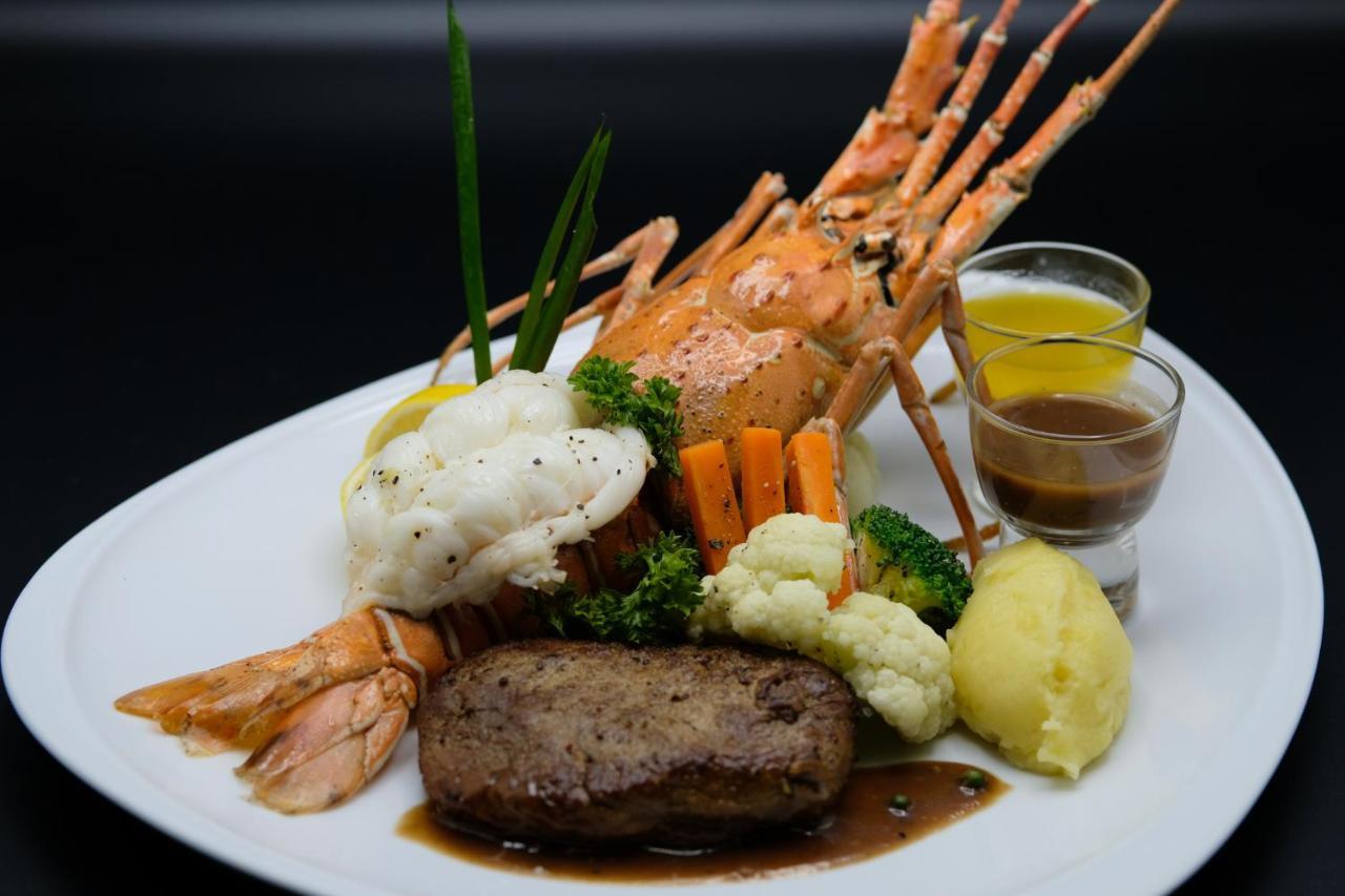 The Royal Palm Beach Front Patong Zewnętrze zdjęcie